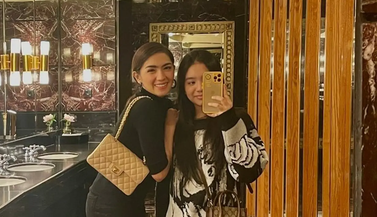 Sama seperti sang mama, Lovely Rumangkang juga kerap tampil dengan tas branded. @lovelyrum.