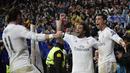 Cristiano Ronaldo disambut rekan-rekannya setelah mencetak gol ke gawang Wolfsburg pada leg kedua perempat final Liga Champions di Stadion Santiago Bernabeu, Madrid, Rabu (13/4/2016) dini hari WIB. (AFP/Javier Soriano)