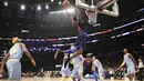 Aksi pemain Oklahoma City Thunder, Jerami Grant (tengah) melakukan dunk saat melawan L. A. Lakers pada laga NBA basketball game di Staples Center, Los Angeles, (3/1/2018). Lakers kalah 96-133. (AP/Jae C. Hong)