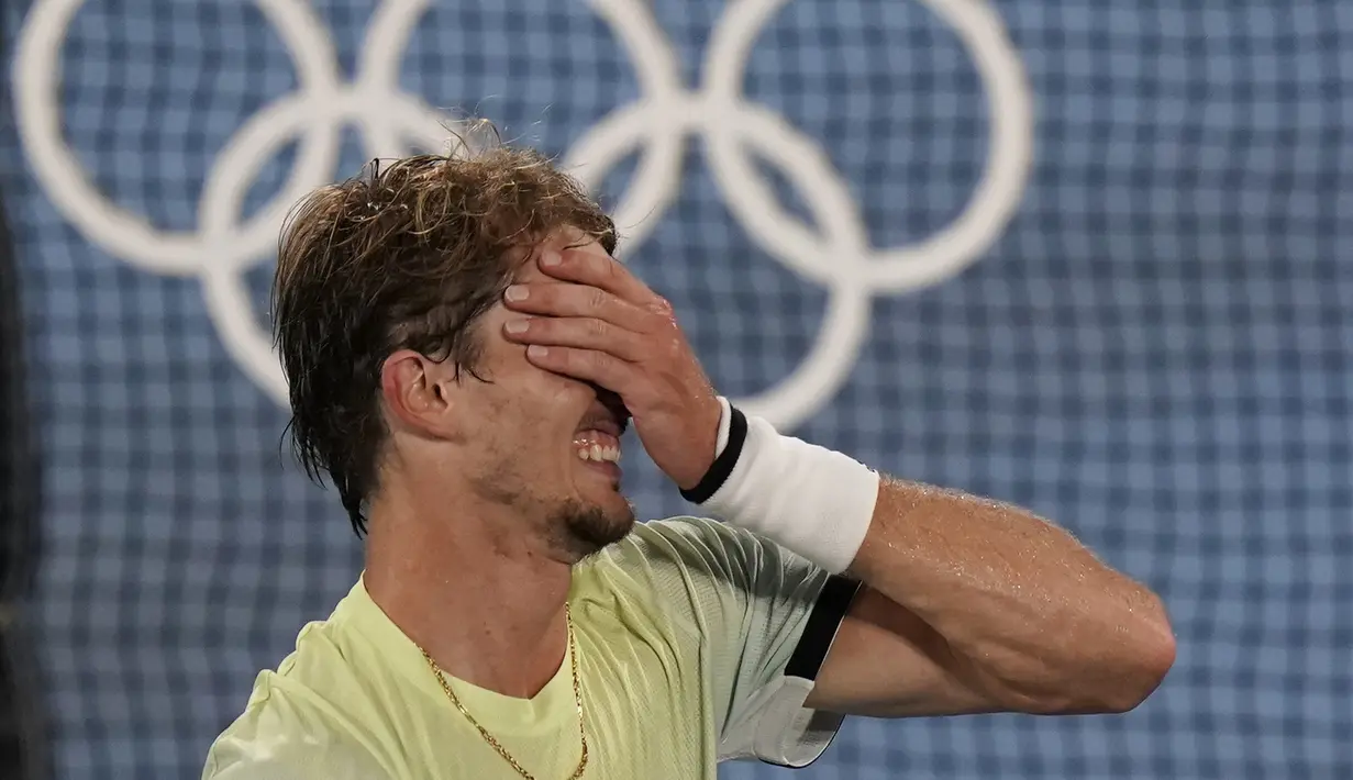 Petenis Jerman Alexander Zverev bereaksi setelah mengalahkan petenis Serbia Novak Djokovic pada babak semifinal tenis putra Olimpiade Tokyo 2020 di Tokyo, Jepang, Jumat (30/7/2021). (AP Photo/Seth Wenig)