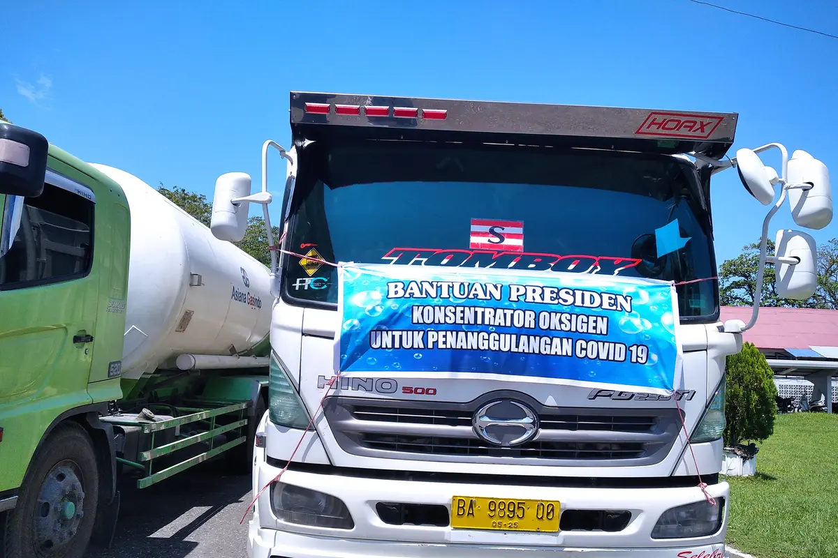 Konsentrator oksigen bantuan Jokowi tiba di Padang. (Liputan6.com/ Novia Harlina)
