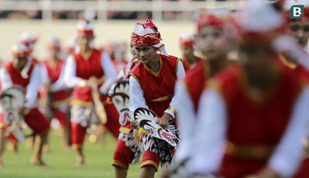 250 orang penari kuda lumping menari kolosal saat memeriahkan acara Pembukaan Piala Presiden 2022 di Stadion Manahan, Solo, Jawa Tengah, Sabtu (11/6/2022). (Bola.com/Arief Bagus)
