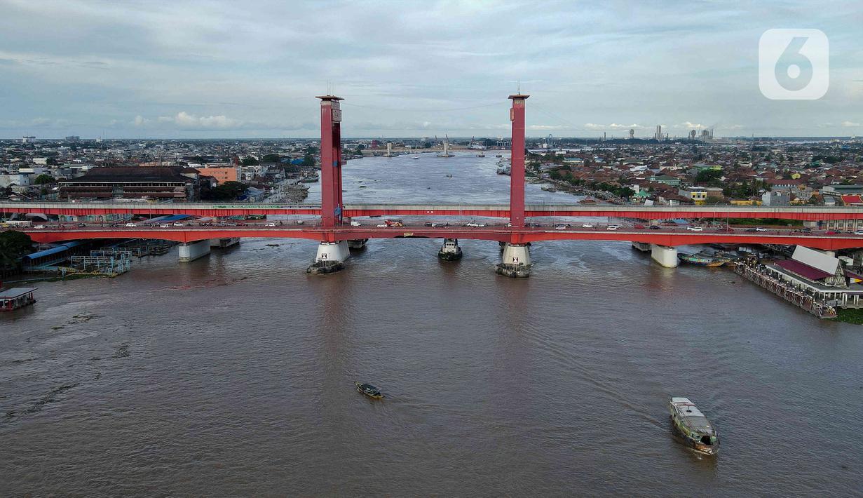 Foto udara menunjukkan jembatan ampera, Palembang, Sumatera Selatan, Minggu (12/3/2023). Dinas Pariwisata Kota Palembang, Sumatera Selatan, menargetkan 2,2 juta wisatawan dapat berkunjung selama 2023. (Liputan6.com/Herman Zakharia)
