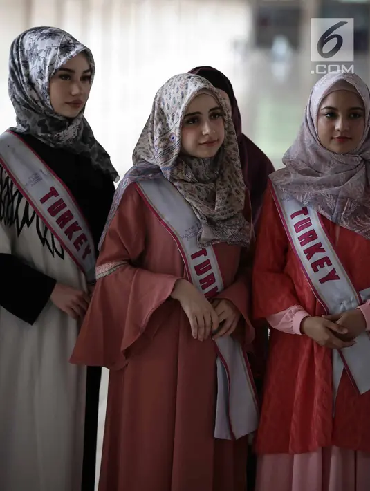 Tiga peserta Puteri Muslimah Asia 2018 saat tour Mesjid Istiqlal, Jakarta, Kamis (3/4). Ajang Putri Muslimah Asia 2018 ini adalah kali pertama dilaksanakan. (Liputan6.com/Faizal Fanani)
