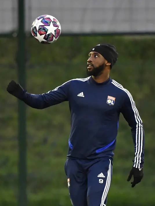 Pemain Lyon Moussa Dembele memainkan bola saat sesi latihan jelang menghadapi Juventus pada pertandingan leg pertama babak 16 besar Liga Champions 2020 di Decines-Charpieu, Prancis, Selasa (25/2/2020). Lyon akan menjamu Juventus pada Kamis (27/2/2020) dini hari WIB. (DESAIN PHILIPPE/AFP)