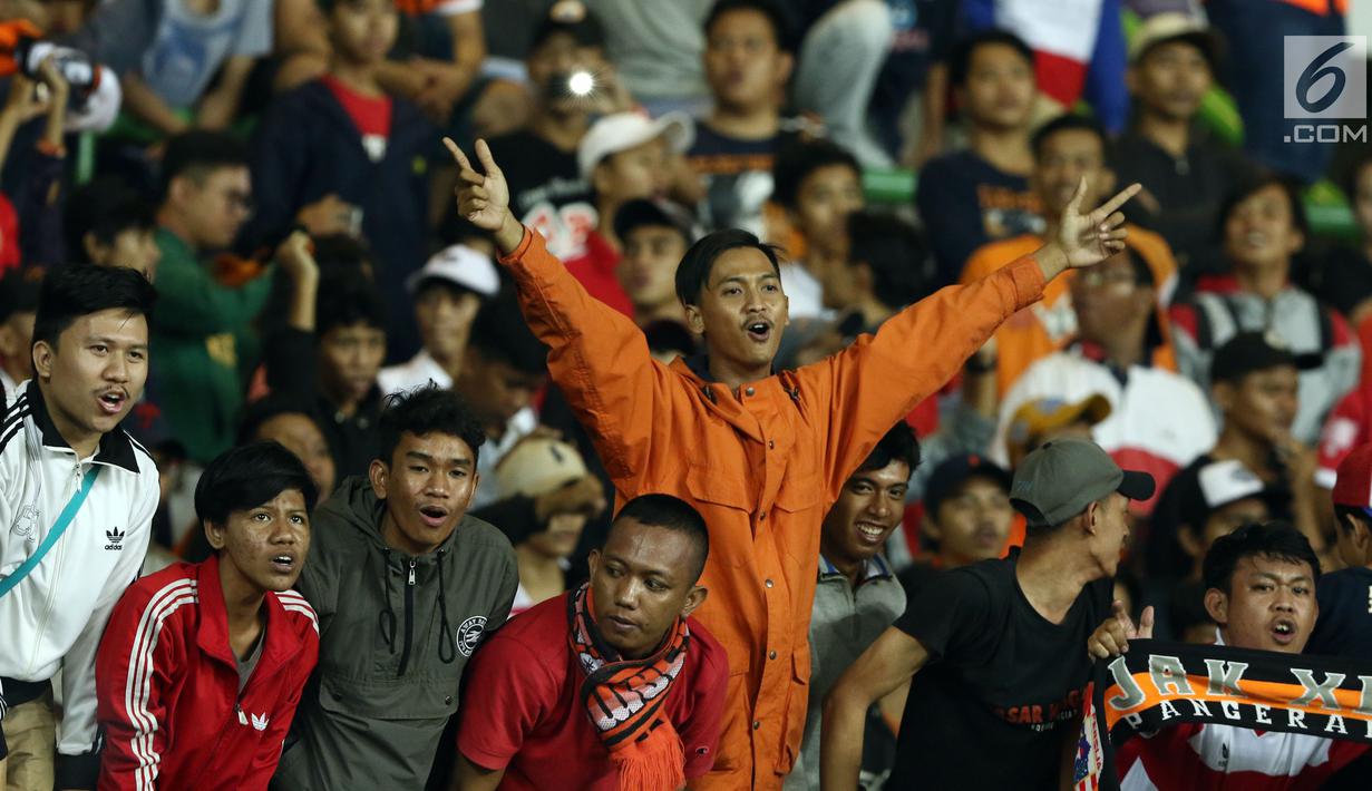 Suporter Persija membentangkan tangan merayakan kemenangan tim Macan Kemayoran atas Perserui pada lanjutan Liga 1 Indonesia di Stadion Patriot Candrabhaga, Bekasi, Selasa (13/6). Persija menang telak 3-0 atas perserui. (Liputan6.com/Helmi Fithriansyah)