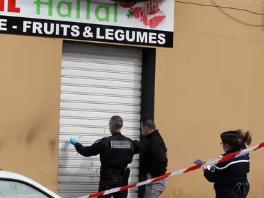 Polisi melakukan penyelidikan di sebuah toko daging halal yang diberondong peluru di Propriano, di pulau Corsica, Prancis, Rabu (3/2). Tembakan membuat kaca dan jendela toko milik warga muslim itu mengalami kerusakan. (PASCAL POCHARD-CASABIANCA/AFP)