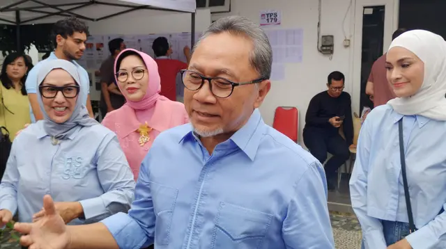 Menteri Perdagangan (Mendag) Zulkifli Hasan atau akrab disapa Zulhas buka suara terkait kelangkaan beras kepada wartawan usai pencoblosan di Jakarta, Rabu (14/2/2024). (Gagas/Liputan6.com)
