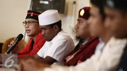 Chrisman Damanik (Ketua PP GMNI) menyampaikan lima resolusi 2017 di Jakarta, Kamis (19/1). Dalam tuntutannya mereka mendesak pemerintah untuk membubarkan Ormas yang bertentangan dengan Pancasila. (Liputan6.com/Faizal Fanani)