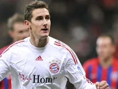 Bayern Munich's striker Miroslav Klose celebrates after scoring the 1-0 during the Bayern Munich vs Steaua Bucuresti in group F Champions League football match in Munich on November 25, 2008. AFP PHOTO/JOHN MACDOUGALL 