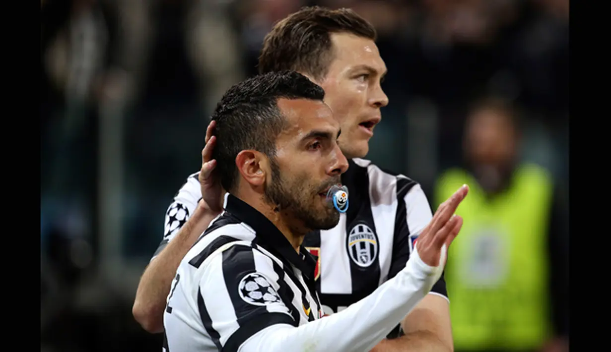 Penyerang Juventus, Carlos Tevez (kiri) memeluk Stephan Lichtsteiner usai mencetak gol saat laga melawan Borussia Dortmund di 16 besar Liga Champions (leg 1) di Stadion Juventus, Turin, Italia, (24/2/2015). (REUTERS/Alessandro Bianchi)