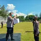 Foto : Kepala Biro SDM Polda NTT, Komisaris Besar Polisi Riyaldi Nugroho saat menerima bantuan secara simbolis dari ratusan bintara yang selanjutnya akan dibagikan ke masyarakat (Liputan6.com/Ola Keda)