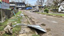 Gambar selebaran ini diambil dan dirilis pada 4 Maret 2023 oleh Jean-Baptiste Jeangène Vilmer, Duta Besar Prancis untuk Vanuatu dan Kepulauan Solomon, menunjukkan puing-puing di jalan di Port Vila. Gempa magnitudo 6,5 mengguncang negara itu pada Jumat (3/3/2023), sehari setelah Topan Judy melanda. Badai kategori empat itu memicu kerusakan dan banjir di seluruh negeri.  (Jean-Baptiste Jeangène Vilmer / FRENCH EMBASSY VANUATU / AFP)