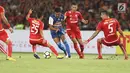Tiga pemain Persija mencoba menahan pergerakan penyerang Arema FC, Dedik Setiawan pada babak pertama lanjutan Liga 1 Indonesia 2018 di Stadion GBK, Jakarta, Sabtu (31/3). (Liputan6.com/Helmi Fithriansyah)