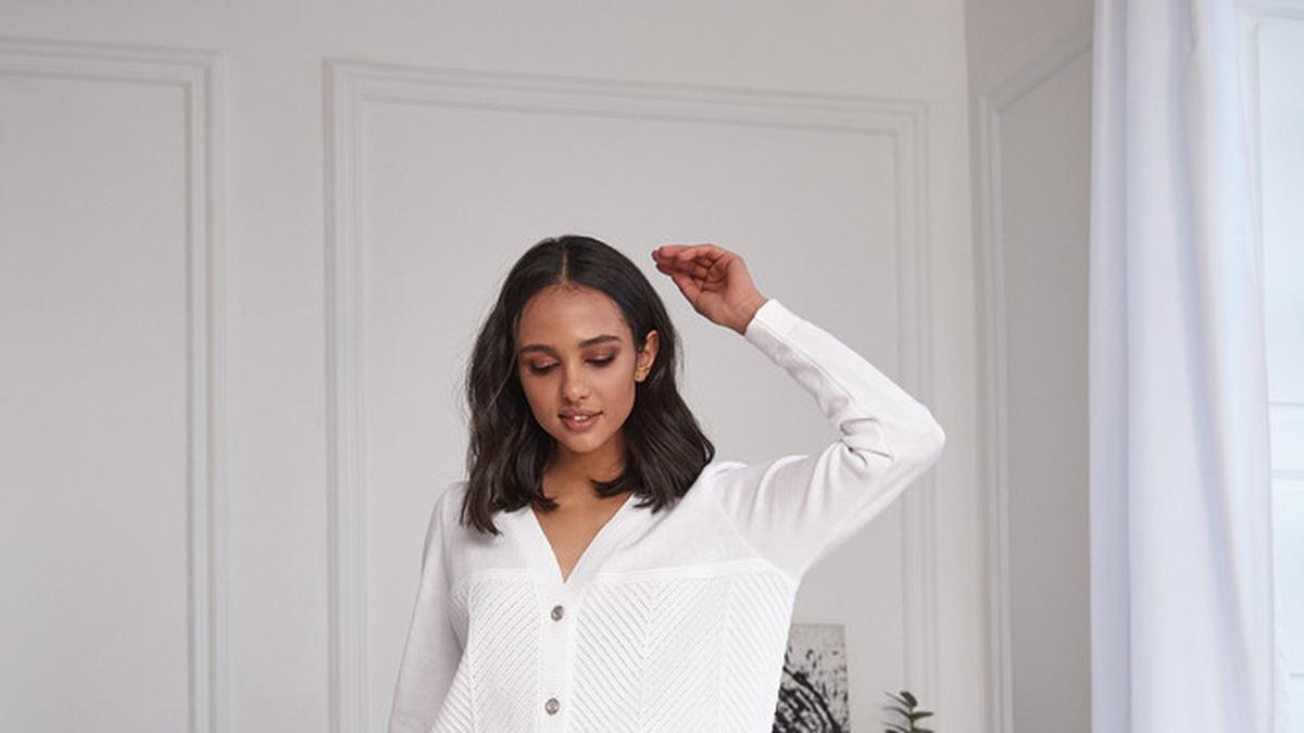 Celana High Waist &amp; Kemeja Oversize, Pasangan Fashion Hits Tahun Ini