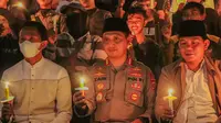 Doa bersama tersebut dipimpin Da'i Kamtibmas Polres Metro Tangerang Kota KH. Mulyadi. Secara simbolis, para peserta aksi solidaritas ini juga menyalakan lilin sebagai bentuk rasa duka cita yang mendalam atas tragedi Kanjuruhan. (Foto:Liputan6/Pramita&nbsp;Tristiawati)