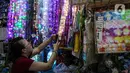 Pernak-pernik Natal di Pasar Asemka dijual dengan harga beragam mulai dari Rp 10 ribu sampai Rp 5 juta. (Liputan6.com/Faizal Fanani)