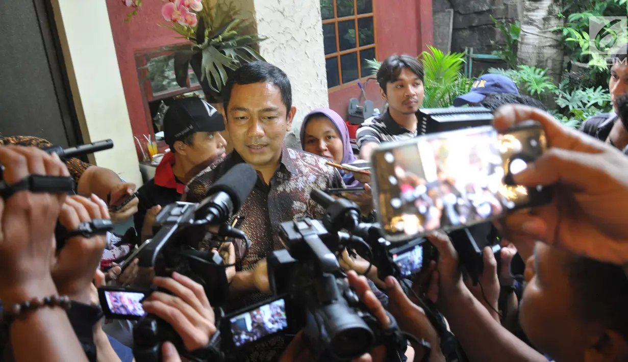 Wali Kota Semarang, Hendrar Prihadi memberikan respon terkait kontroversi pernyataannya yang ditulis di berbagai media terkait jalan tol di Rumah Makan Selasih Semarang, Senin (4/2). (Liputan6.com/Gholib)