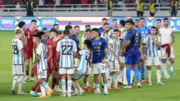 Seorang suporter berhasil masuk kedalam lapangan dan membuat pemain Timnas Argentina terkejut setelah laga FIFA Matchday antara Timnas Indonesia Vs Timnas Argentina di Stadion Utama Gelora Bung Karno (SUGBK), Senayan, Jakarta, Senin (19/06/2023). (Bola.com/M Iqbal Ichsan)