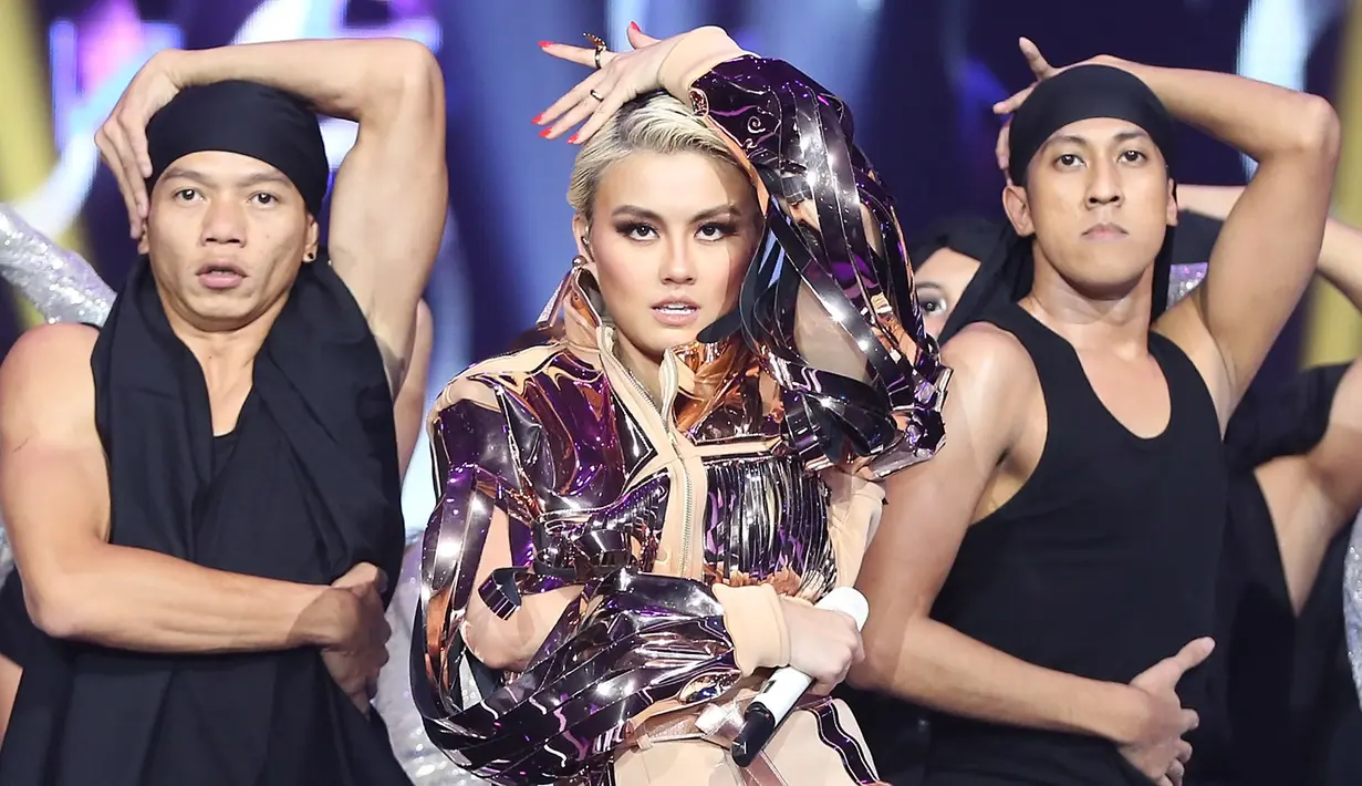 Setelah Agnez menyanyikan lagu ‘Hide and Seek’ dan kembali ke balik panggung, penyanyi asal Amerika, Bebe Rexha pun kembali ke atas panggung dan menyanyikan lagu berjudul "The Way I Are". (Bambang E.Ros/Bintang.com)