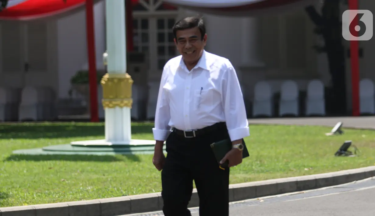 Jenderal TNI (Purn) Fachrul Razi tiba di Kompleks Istana Kepresidenan di Jakarta, Selasa (22/10/2019). Fachrul Razi datang mengenakan kemeja putih yang merupakan ciri khas para menteri di kabinet Jokowi. (Liputan6.com/Angga Yuniar)