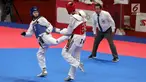 Atlet taekwondo Indonesia, Ibrahim Zarman bertarung melawan Gangmin Cho asal Korea Selatan di kelas putra under 63 Kg di lapangan taekwondo JCC, Jakarta, Rabu (22/8). Ibrahim kalah dengan skor 25-36 pada babak perempat final. (Liputan6.com/Fery Pradolo)