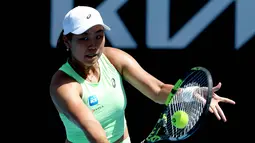 Kali ini petenis andalan Indonesia itu mengejutkan pencinta tenis dunia dengan menyingkirkan Leylah Fernandez dari Kanada dalam babak pertama Australia Open 2026. Tampak dalam foto, petenis Indonesia Janice Tjen memukul bola balasan dari petenis Kanada Leylah Fernandez selama pertandingan tunggal putri hari ketiga turnamen tenis Australia Terbuka di ANZ Arena, Melbourne Park, pada 20 Januari 2026. (DAVID GRAY/AFP)