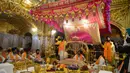Pendeta Sikh India Maan Singh menggelar ritual saat perayaan ulang tahun ke 397 Guru Sikh Kesembilan di Kuil Emas di Amritsar, India (5/4). (AFP/Narinder Nanu)