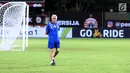 Pelatih Persib, Mario Gomez saat mengecek kondisi lapangan jelang lanjutan Go-Jek Liga 1 Indonesia 2018 bersama Bukalapak di Stadion PTIK, Jakarta, Jumat (29/6). Persib akan melakoni laga melawan Persija, (30/6). (Liputan6.com/Helmi Fithriansyah)
