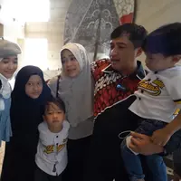 Irfan Hakim antar anak kembarnya masuk pesantren (Youtube/deHakims Story)