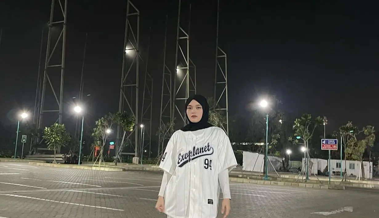 Pada kesempatan ini, Putri Delina tampak mengenakan jersey Baseball. Lagi-lagi ia hadirkan nuansa monokrom untuk tampilan yang edgy. [Foto: Instagram/ Putri Delina]
