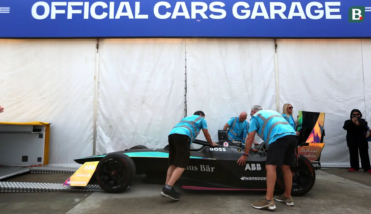 <p>Mobil Formula E Gen 3 dikeluarkan oleh kru paddock saat acara Reveal of Gen3 Car (Unboxing) &amp; Final Update di AGI Jakarta International E-Prix, Ancol, Jakarta, Rabu (31/05/2023). (Bola.com/Bagaskara Lazuardi)</p>