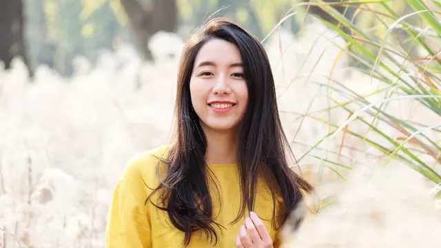tertawa baju kuning cantik