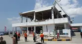 Tim penyelamat mencari korban di reruntuhan setelah gempa berkekuatan magnitudo 7,7 mengguncang Pulau Flores di  Pelabuhan Laurensius Say di Maumere, Sikka, Nusa Tenggara Timur, Sabtu, 15 Agustus 2026. (AFP/ Arnold Welianto)
