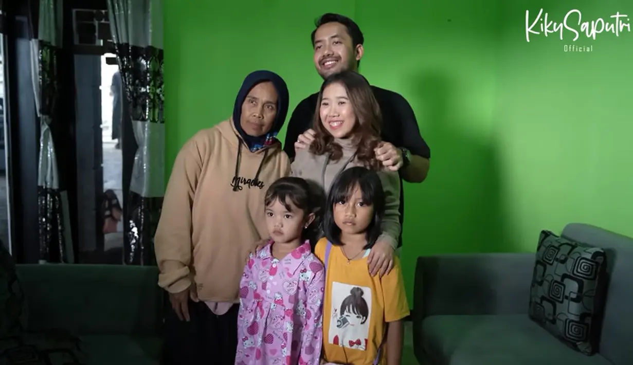 Karena banyak yang harus dikunjungi, Kiky Saputri dan keluarga menginap disalah satu hotel. Baru hari kedua kembali ke rumah saudara yang belum sempat dikunjungi. [Youtube/Kiky Saputri Official]