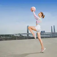 Amazfit GTS 2 Mini, jam tangan pintar untuk perempuan aktif.