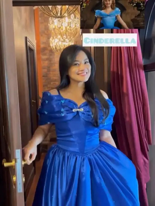 Terlihat Titi Kamal bergaya ala princess Cinderella dengan gaun off shoulder warna birunya. . [@zaskiasungkar15]