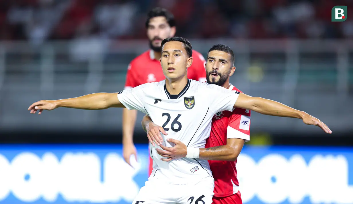<p>Pemain Timnas Indonesia,&nbsp;Miliano Jonathans, saat melawan Timnas Lebanon dalam laga FIFA Matchday 2025 di Stadion Gelora Bung Tomo, Surabaya, Senin (8/9/2025). (Bola.com/Abdul Aziz)</p>