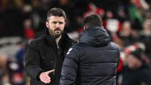 Mulai Oktober 2022, Michael Carrick menjadi pelatih selama dua setengah tahun di Middlesbrough. Tampak dalam foto, Michael Carrick (kiri) saat masih menjadi pelatih Middlesbrough bersalaman dengan Mauricio Pochettino di akhir pertandingan sepak bola leg pertama semifinal Piala Liga Inggris antara Middlesbrough dan Chelsea di Stadion Riverside di Middlesbrough, timur laut Inggris pada 9 Januari 2024. (Oli SCARFF/AFP)