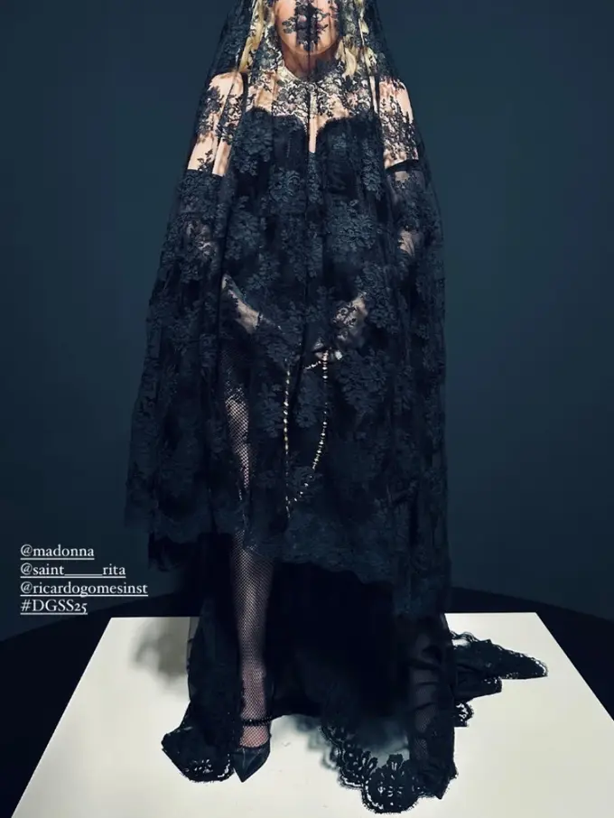 Gaya Dramatis Madonna di Milan Fashion Week