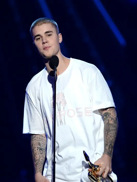 Liburan panas yang terlihat intim di Cabo San Lucas, Meksiko, Sabtu (27/8). Terlihat dari foto-foto kemesraan pasangan ini dipinggir pantai. Sofia terlihat seksi dengan mengenakan baju renangnya. (AFP/Bintang.com)