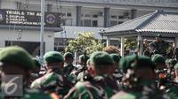 Pangkostrad Letjen Edy Rahmayadi memberikan pengarahan kepada Satgas Pamtas RI-Papua Nugini Yonif Para Raider 330 Kostrad saat pelepasan di Kolinamil TNI AL, Jakarta, Senin (9/5). (Liputan6.com/Faizal Fanani)