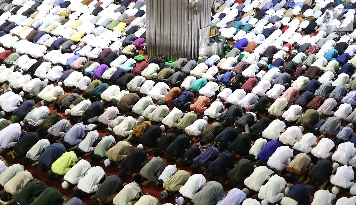 Umat muslim melaksanakan ibadah salat jumat di Masjid Istiqlal, Jakarta, Jumat (15/6). Salat Jumat di Hari Raya Idul Fitri itu diikuti ribuan umat yang memadati ikon mesjid di Ibukota tersebut. (Liputan6.com/Immanuel Antonius)