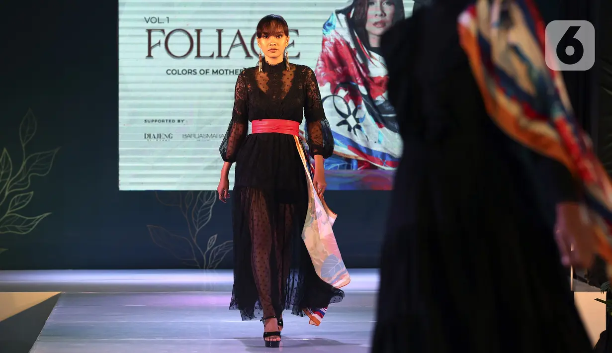 Model mengenakan koleksi scarf dari Sroja saat peluncuran di Jakarta, Sabtu (26/3/2022). Brand fashion lokal, Sroja, memperkenalkan enam koleksi perdana scarf yang bertemakan Foliage: Colors of Mother Nature. (Liputan6.com/Johan Tallo)