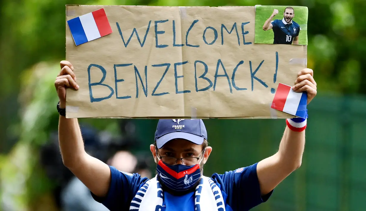 Fans menunjukan poster selamat datang kepada Karim Benzema saat sesi latihan Timnas Prancis di Clairefontaine-en-Yvelines, Rabu (26/5/2021). Benzema kembali memperkuat Timnas Prancis setelah enam tahun absen. (AFP/Franck FIfe)