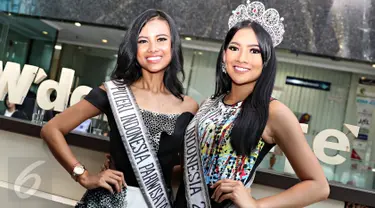 Puteri Indonesia 2015, Anindya Kusuma Putri (kanan) berpose bersama Puteri Indonesia Pariwisata 2015, Gresya Amanda Maaliwiga usai diskusi dengan wartawan di Jakarta, Senin (18/1/2016). (Liputan6.com/Immanuel Antonius)