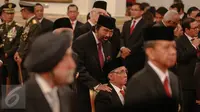 Tokoh Pers Nasional, Surya Paloh memegang pundak anggota DPR RI Fraksi PDI-P, Sabam Sirait saat acara pemberian tanda kehormatan oleh Presiden Jokowi kepada tokoh nasional di Istana Negara, Jakarta, Kamis (13/8). (Liputan6.com/Faizal Fanani)