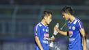 Striker Arema Cronus, Samsul Arif (kiri) beristirahat saat water break pada laga perempat final Piala Presiden 2015 melawan Bali United di Stadion Kanjuruhan, Malang, Sabtu (19/9/2015). (Bola.com/Vitalis Yogi Trisna)