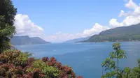 Pemandangan Danau Toba dari Pulau Samosir. (Dok: Gunung Bagging&nbsp;https://www.gunungbagging.com/samosir/)