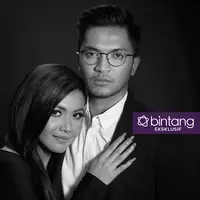 Ihsan Tarore dan Denada, tengah digosipkan berpacaran. (Make Up: Vera Kusumadewi, Fashion Stylist: Indah Wulansari, Fotografer: Bambang E. Ros/Bintang.com Digital Imaging: Muhammad Iqbal Nurfajri/Bintang.com)